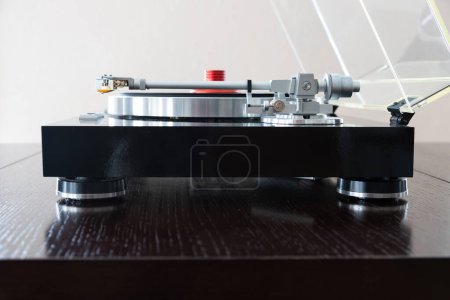 Foto de Vintage Stereo Turntable Vinilo Record Tonearm Mechanism Primer plano. Piezas de metal brillante del componente mecánico complejo. - Imagen libre de derechos