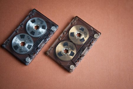 Téléchargez les photos : Cassette analogique compacte Vintage TEAC Studio 52 avec bande de type métallique avec bobines - en image libre de droit