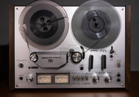 Foto de AKAI Carrete analógico estéreo vintage para cinta de carrete Vista frontal de grabadora de audio con carretes - Imagen libre de derechos