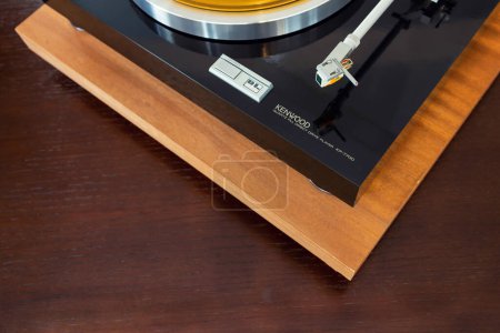 Téléchargez les photos : Vintage Stereo Turntable Record Player ce soir sur plaque en bois - en image libre de droit