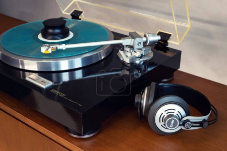 Foto de Reproductor de discos de mesa giratoria estéreo Kenwood Vintage con disco de colores, auriculares y abrazadera de peso - Imagen libre de derechos