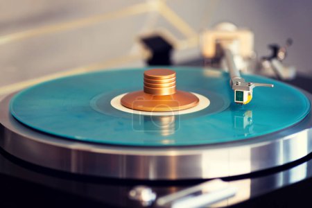 Foto de Tocadiscos Estéreo Vintage Record Player Tonearm por encima de vinilo de color azul - Imagen libre de derechos