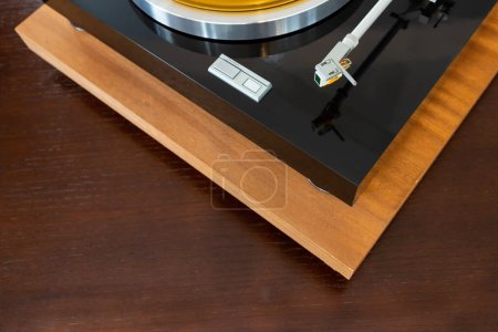Foto de Tocadiscos Estéreo Vintage Record Player Tonearm sobre plinto de brillo negro - Imagen libre de derechos