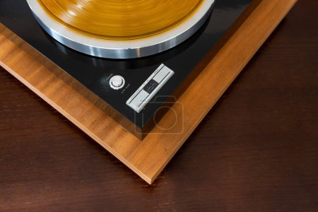 Téléchargez les photos : Vintage Syetreo Turntable Vinyl Record Player Boutons de contrôle. Vue angulaire sur plaque en bois. - en image libre de droit