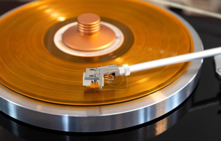 Téléchargez les photos : Vintage Stereo Turntable Record Player ce soir au-dessus de vinyle de couleur jaune avec pince de poids - en image libre de droit