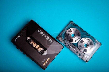 Téléchargez les photos : Ontario Canada - 20 NOVEMBRE 2017 : Sony Walkman Personal Vintage Analog Stereo Compact Cassette Player with Metal Type Tape with Reels on Blue Background - en image libre de droit