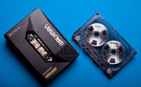 Foto de Ontario Canadá - 20 DE NOVIEMBRE DE 2017: Sony Walkman Personal Vintage analógico estéreo reproductor de cassette compacto con cinta de metal con carretes sobre fondo azul - Imagen libre de derechos