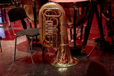 Foto de Imagen de un instrumento de bronce de una orquesta sinfónica tuba - Imagen libre de derechos