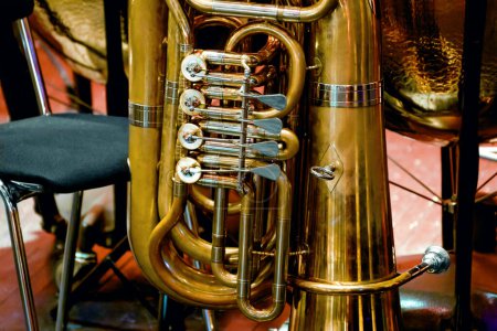 Foto de Imagen de un instrumento de bronce de una orquesta sinfónica tuba - Imagen libre de derechos