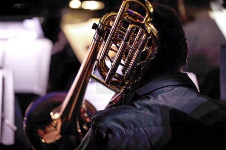 Téléchargez les photos : Image d'un musicien de l'orchestre symphonique jouant du trombone - en image libre de droit