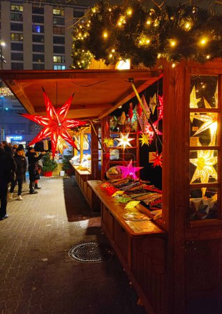 Téléchargez les photos : BERLIN, ALLEMAGNE - 1er DÉCEMBRE 2023 : étal lumineux avec souvenirs au marché de Noël à l'hôtel de ville de Berlin près de l'Alexanderplatz (Weihnachtsmarkt am Roten Rathaus) - en image libre de droit