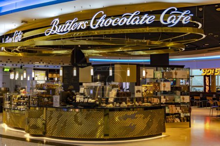Téléchargez les photos : EAU, DUBAI, NOVEMBRE 2022 : Intérieur doré du Butlers Chocolate Cafe en Duty Free zona à l'aéroport de Dubaï, EAU. - en image libre de droit