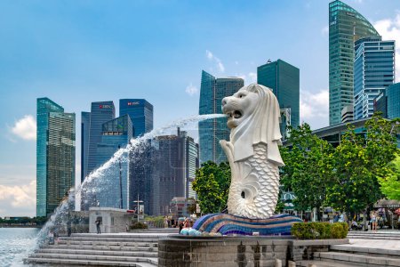 Foto de Sudeste Asiático, Singapur, noviembre de 2022: Estatua de Merlion en el parque Merlion en la bahía Marina de Singapur. Merlion es el símbolo nacional de Singapur representado como una criatura mítica con una cabeza de león y el cuerpo de un pez. - Imagen libre de derechos