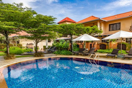 Foto de Malasia, Langkawi, noviembre de 2022: Piscina entre un hermoso jardín en el territorio del hotel Casa del Mar Langkawi, Malasia - Imagen libre de derechos