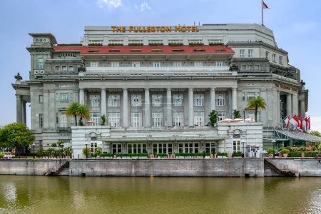 Foto de Sudeste Asiático, Singapur, Noviembre de 2022: The Fullerton Hotel front in Singapore. Fullerton Hotel fue convertido de una antigua oficina de correos. - Imagen libre de derechos