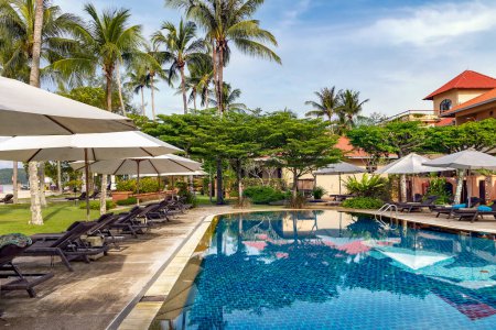 Foto de Malasia, Langkawi, noviembre de 2022: Piscina entre un hermoso jardín con palmeras altas en el territorio del hotel Casa del Mar Langkawi, Malasia - Imagen libre de derechos