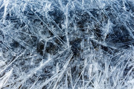 Blau schmelzendes Eis. Textur von Eissplittern. Winter-Hintergrund. Zersplitterte Eiskristalle