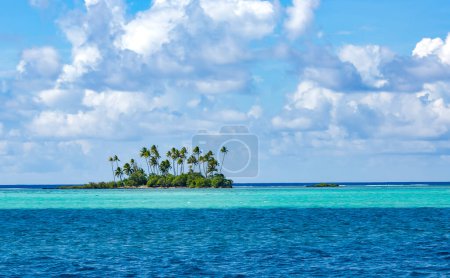 Téléchargez les photos : Belle île paradisiaque inoccupée dans la lagune bleue sur le groupe sous le vent des îles de la Société de Polynésie française. - en image libre de droit