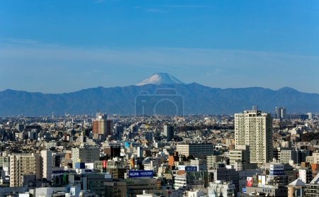 Foto de JAPÓN, TOKIO, MAYO DE 2016 - Vista aérea de la ciudad de Tokio con vistas al Monte Fujiyama. Tokio es la capital de Japón. - Imagen libre de derechos