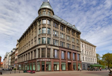 Foto de LATVIA, RIGA, MAYO, 2023: Edificio magnífico estilo Art Nouveau se encuentra aquí Tienda reservada en la calle Valnu en el casco antiguo de Riga, Letonia. Reservado es un minorista de ropa polaco. - Imagen libre de derechos