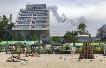 Foto de LATVIA, MAJORI, JURMALA, 23, JUNIO, 2023: Preparado para encender una gran hoguera de los troncos de pino en las vacaciones del solsticio a orillas del Mar Báltico junto al hotel Baltic Beach en Majori, Jurmala - Imagen libre de derechos