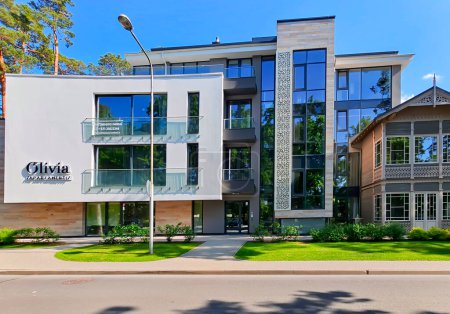 Foto de LATVIA, JURMALA, 25, JUNIO, 2023: Nueva arquitectura moderna de residencia privada en la ciudad turística de Majori, Jurmala, Letonia. - Imagen libre de derechos