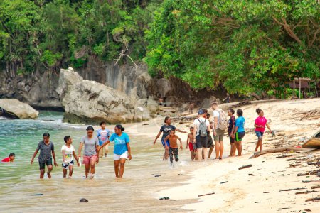 Téléchargez les photos : PAPOUASIE NOUVELLE GUINEE, JAYAPURA, 15 AOÛT 2019 - Des enfants indonésiens drôles sur la plage de la base de Pantai à Sentani, Jayapura, Nouveau - en image libre de droit