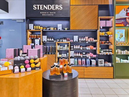 Foto de Letonia, Riga, 18, julio, 2023: Estantes con cosméticos populares STENDERS Bath and Body Care en el centro comercial Stockmann en Riga, Letonia. - Imagen libre de derechos