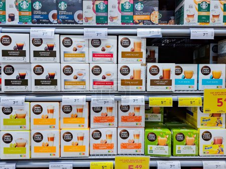 Foto de LATVIA, RIGA, 29, JULIO, 2023: Cajas de cápsulas de Nescafe Dolce Gusto en los estantes del supermercado con precios promocionales en Riga, Letonia - Imagen libre de derechos