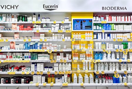 Téléchargez les photos : LETTONIE, RIGA, 20, JUILLET 2023 : Une grande sélection de marques célèbres de cosmétiques pharmaceutiques sur les étagères du centre commercial de Riga, Lettonie. - en image libre de droit