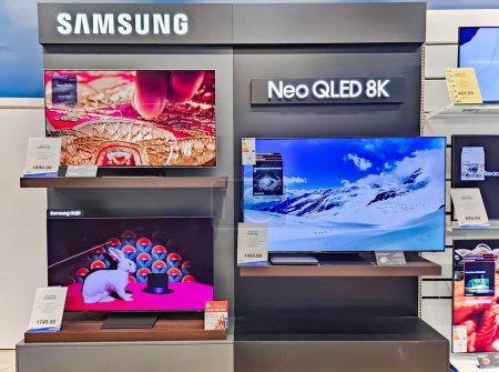 Foto de Letonia, Riga, 25, julio, 2023 - Showroom of modern electronics with new generation large Samsung TV-sets with technology NEO QLED 8K in the shopping mall in Riga, Latvia - Imagen libre de derechos