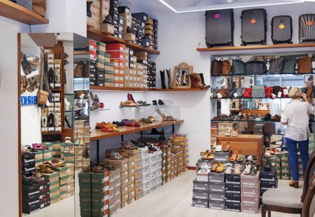 Foto de ITALIA, BERGAMO, 20, AGOSTO, 2023: Zapatos y accesorios de verano en la tienda del casco antiguo de Bérgamo. De Italia. Moda, estilo y belleza. - Imagen libre de derechos