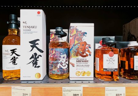 Foto de Letonia, Riga, 30, Agosto, 2023: Shinobu Blended Whisky Mizunara Japanese Oak Finish in the deli section at hypermarket, Riga. Letonia - Imagen libre de derechos