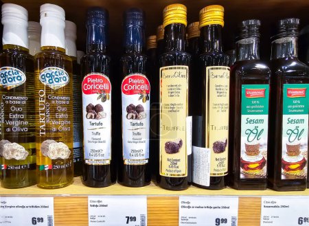 Foto de LATVIA, RIGA, 07, SEPTIEMBRE, 2023: Aceite de oliva con sabor a trufa negra en el estante del supermercado Elkor en Riga. Letonia. - Imagen libre de derechos