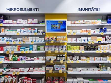 Foto de LATVIA, RIGA, 10, SEPTIEMBRE, 2023: Estantes en la farmacia con vitaminas y suplementos minerales en un centro comercial en Riga, Letonia. - Imagen libre de derechos