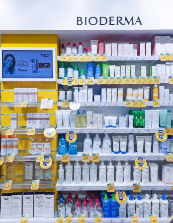 Téléchargez les photos : LETTONIE, RIGA, 10, SEPTEMBRE 2023 : Une grande sélection de marques célèbres de cosmétiques pharmaceutiques sur les étagères du centre commercial de Riga, Lettonie. - en image libre de droit