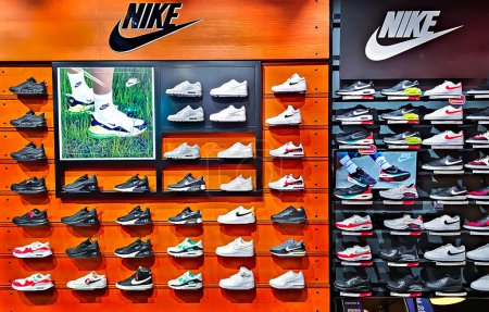 Foto de Letonia, Riga, 23, agosto, 2023: Estantes de zapatillas Nike y ropa deportiva con descuentos a la venta en el centro comercial en Riga, Letonia. - Imagen libre de derechos