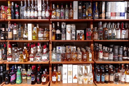 Téléchargez les photos : ITALIE, MILAN, 26, AOÛT, 2023 : Grand assortiment de boissons alcoolisées de haute qualité de différents fabricants dans la boutique d'alcool, Milan, Italie. - en image libre de droit