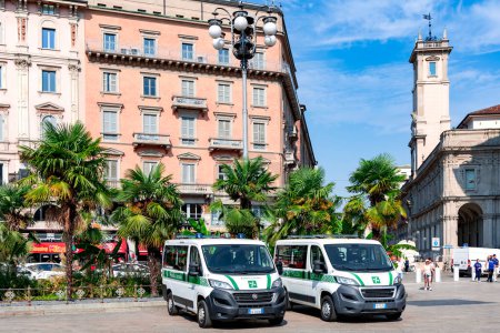 Téléchargez les photos : ITALIE, MILAN, 25, AOÛT 2023 : Des voitures de police locales sur la place du Dôme pour maintenir l'ordre à Milan, Italie - en image libre de droit