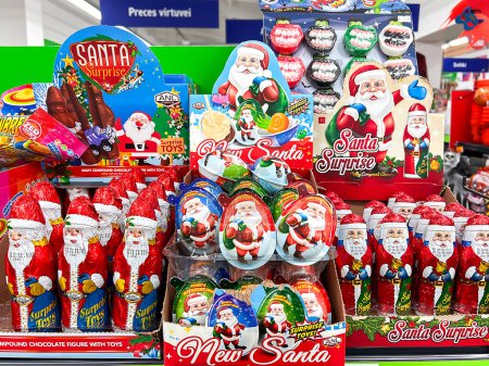 Téléchargez les photos : LATVIA, RIGA, 22, OCTOBER, 2023: Sweet chocolate Santa Surprise candies and eggs on supermarket shelves. Xmas decoration. - en image libre de droit