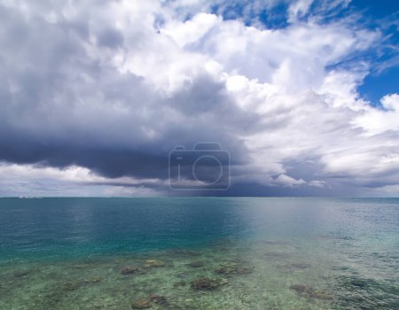 Foto de Vista del Mar de Galilea, también llamado Lago Tiberíades o Kinneret con nubes de lluvia esponjosas sobre él. Israel del Norte - Imagen libre de derechos
