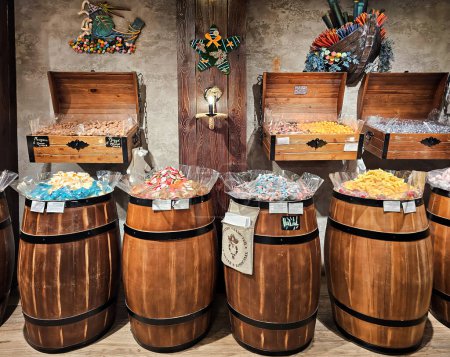 Foto de RUSIA, MOSCOW, 05, ENERO, 2024: Interior de la tienda de dulces Pirate Marmalade en Moscú, Rusia. Enormes cofres y barriles de madera con caramelos de colores: jalea, caramelo, etc.. - Imagen libre de derechos