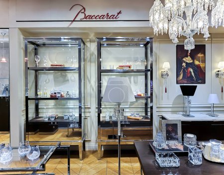 Téléchargez les photos : RUSSIE, MOSCOU, 30, DÉCEMBRE 2023 : Exquis intérieur de la boutique Baccarat avec verrerie en cristal dans le centre commercial de luxe TSUM, Moscou. Russie - en image libre de droit