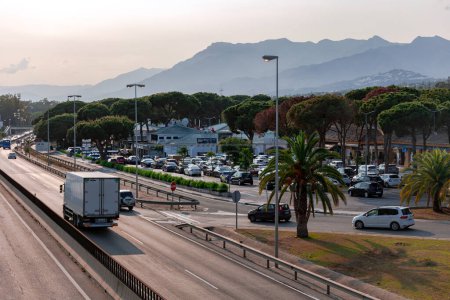 Téléchargez les photos : ESPAGNE, MARBELLA, 27 MAI 2023 : Infrastructures urbaines avec autoroute à voies multiples avec circulation et grand aménagement paysager sur fond de montagnes pyrénées à Marbella, Espagne - en image libre de droit