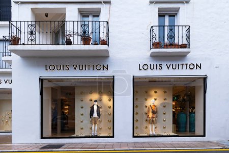 Téléchargez les photos : ESPAGNE, MARBELLA, 21 MAI 2023 : Vue extérieure du magasin Louis Vuitton à Puerto Banus à Marbella. Espagne - en image libre de droit