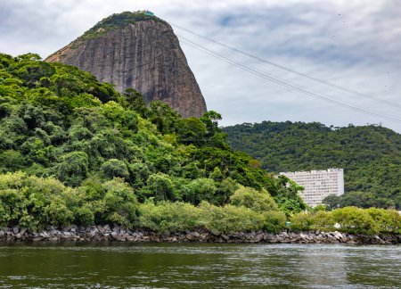 Zuckerhut - Pao de Acucar mit Seilbahn und der Bucht am Atlantik in Rio de Janeiro. Brasilien