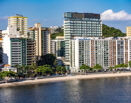 Téléchargez les photos : BRÉSIL, RIO DE JANEIRO, 26 NOVEMBRE 2023 : Vue panoramique de la ville de Niteroi depuis la baie de Guanabara, État de Rio de Janeiro, Brésil. - en image libre de droit