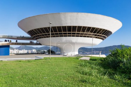 Foto de BRASIL, RIO DE JANEIRO, 23 de noviembre de 2023: Oscar Niemeyer Niteroi El Museo de Arte Contemporáneo, una de las obras maestras de la arquitectura moderna, fue construido en 1996.. - Imagen libre de derechos