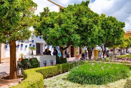 Téléchargez les photos : ESPAGNE, MARBELLA, 25, MAI, 2023 : Les gens se détendent dans les cafés de rue sur Orange Square Plaza de los Naranjos dans la vieille ville de Marbella, Espagne - en image libre de droit
