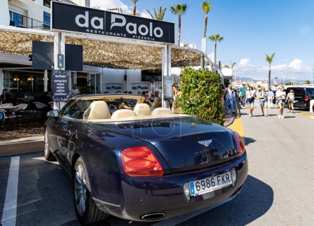 Téléchargez les photos : ESPAGNE, MARBELLA, PUERTO BANUS, 28 MAI 2023 : Bentley Continental GTC à côté du restaurant Da Paolo à Puerto Banus, Marbella, Espagne. - en image libre de droit